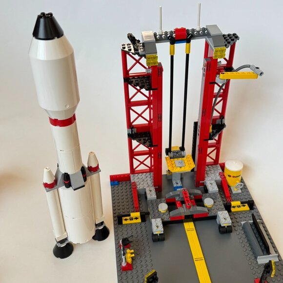 Lego 3367 3368 Space Shuttle and Space Center Astronaut City Set Instructions - Picture 12 of 15